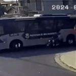 Vídeo: motociclista de aplicativo morre após ser atingido por ônibus em BH