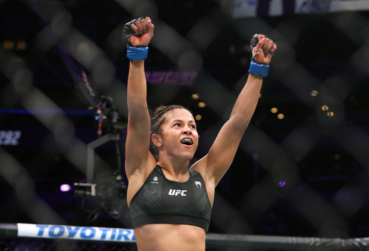 Mineira Natália Silva supera ex-campeã, vence 6ª seguida no UFC e pede luta por cinturão