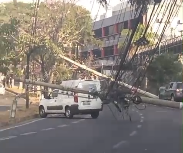 Vídeo: após acidente, poste cai em cima de veículo na av. Barão Homem de Melo, em BH