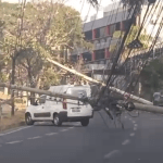 Vídeo: após acidente, poste cai em cima de veículo na av. Barão Homem de Melo, em BH