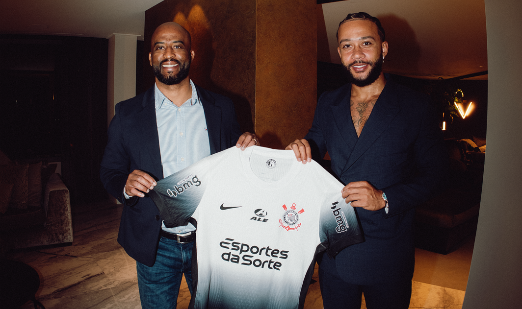 Corinthians oficializa contratação de holandês Memphis Depay