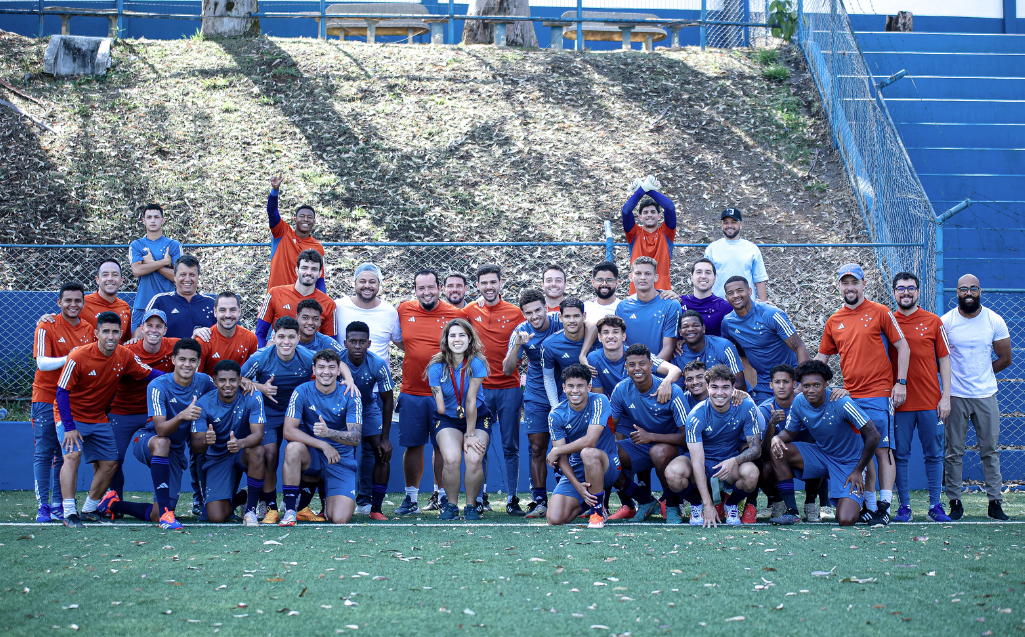 Cruzeiro recebe visita de campeã paralímpica durante treino na Toca 1