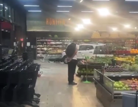 Com BMW em chamas, motorista pede ajuda em supermercado, tem ataque de fúria e invade local com outro carro