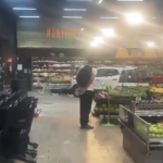 Com BMW em chamas, motorista pede ajuda em supermercado, tem ataque de fúria e invade local com outro carro