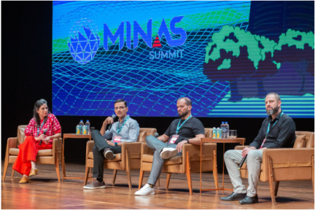 quatro palestrantes no palco do evento minas summit