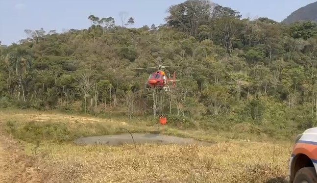 Bombeiros combatem incêndio no Parque Estadual Serra Negra da Mantiqueira, na Zona da Mata Mineira
