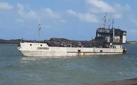 cargueiro naufraga