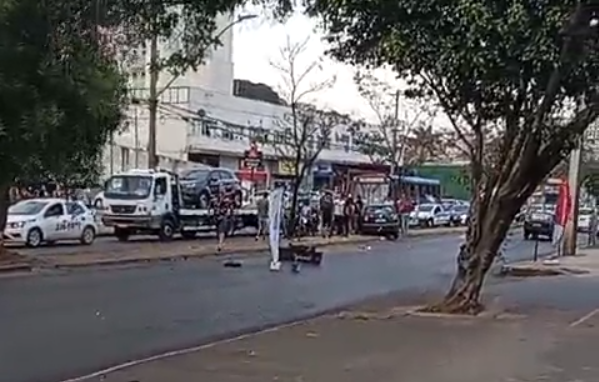 Acidente com três veículos trava o trânsito em horário de pico no Barreiro, em BH