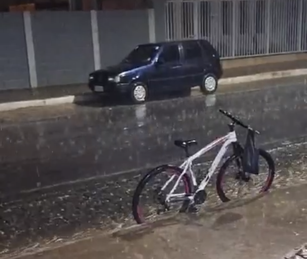 Vídeo: cidade do oeste de Minas registra chuva em meio a seca histórica no estado