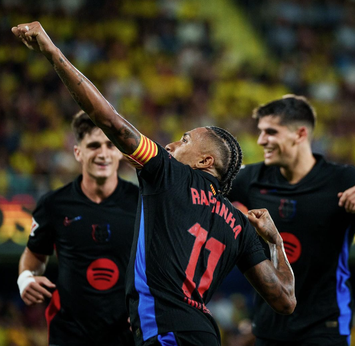 Raphinha marca duas vezes, e Barcelona goleia Villarreal por La Liga