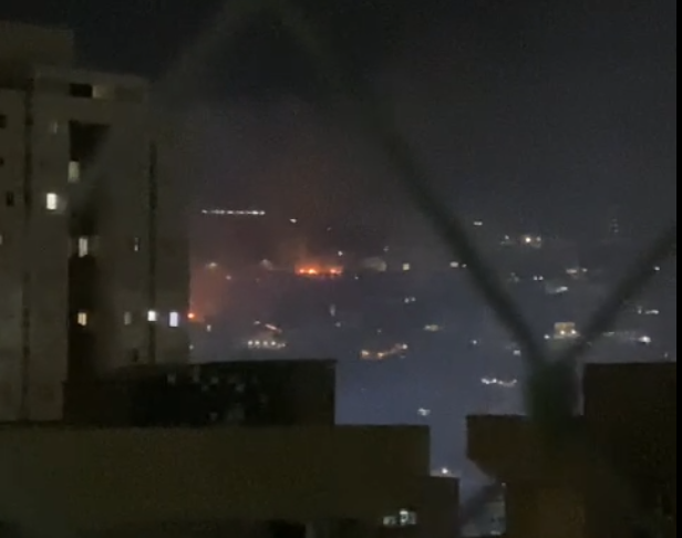Incêndio atinge mata próxima à Av. Raja Gabaglia, em BH, e assusta moradores na noite deste domingo (22)