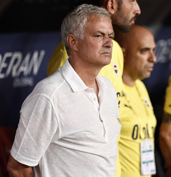 Mourinho coloca laptop diante de câmeras de TV para protestar contra VAR e recebe punição