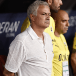 Mourinho coloca laptop diante de câmeras de TV para protestar contra VAR e recebe punição