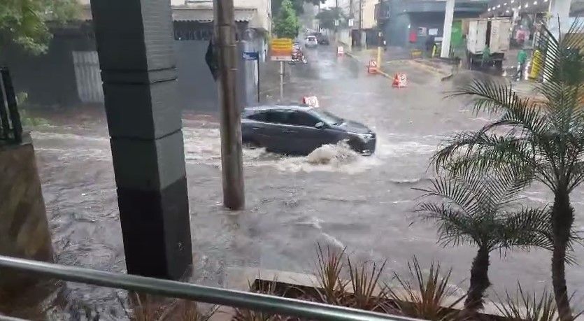 Conhecido por inundações, trecho da Av. Prudente de Morais, em BH, alaga mais uma vez