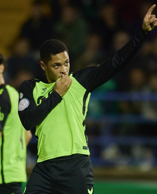 Barcelona mira destaque do Sporting e oferece Vitor Roque como moeda de troca, diz jornal