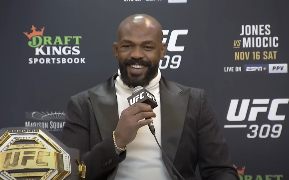 Jon Jones desdenha de rival, manda recado e diz que só aceita uma luta no UFC