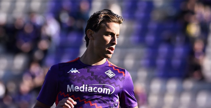 Fiorentina atualiza estado de saúde de meia que desmaiou em campo em jogo do Italiano
