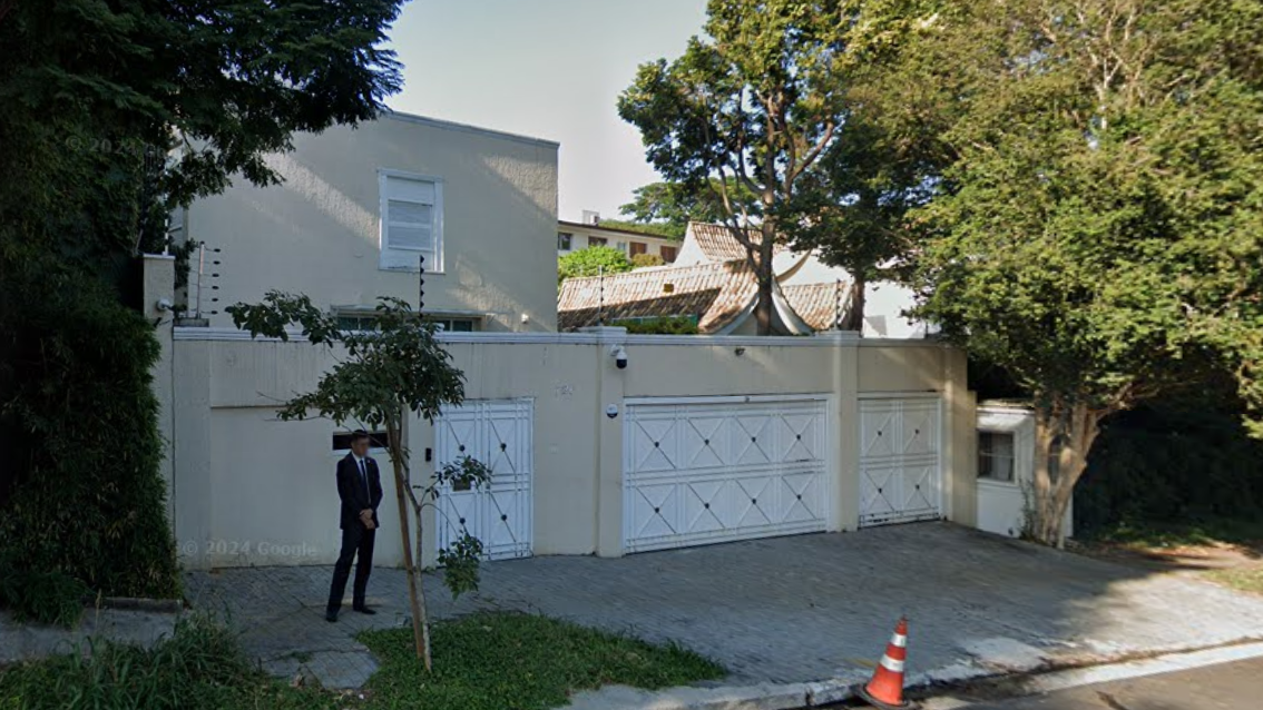 Mulher leva coroa de flores a casa de Lula e é presa por injúria a policial federal