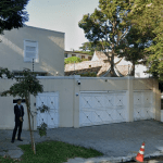 Mulher leva coroa de flores a casa de Lula e é presa por injúria a policial federal