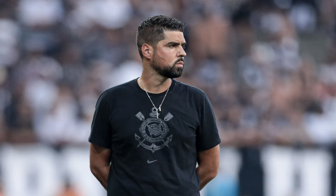 Ex-Corinthians, António Oliveira é mais uma opção do Atlético para vaga de Milito