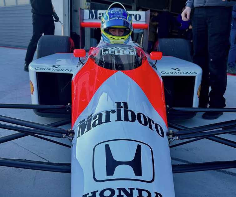 Bicampeão mundial dirige carro de Senna durante férias na Espanha