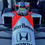 Bicampeão mundial dirige carro de Senna durante férias na Espanha