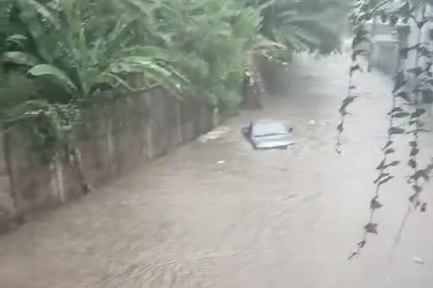 Vídeo: temporal alaga rua, e carro fica ilhado na regional de Venda Nova, em BH