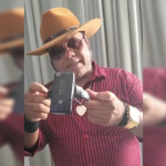 PF prende novamente locutor envolvido no 8/1 que xingou Moraes em vídeo