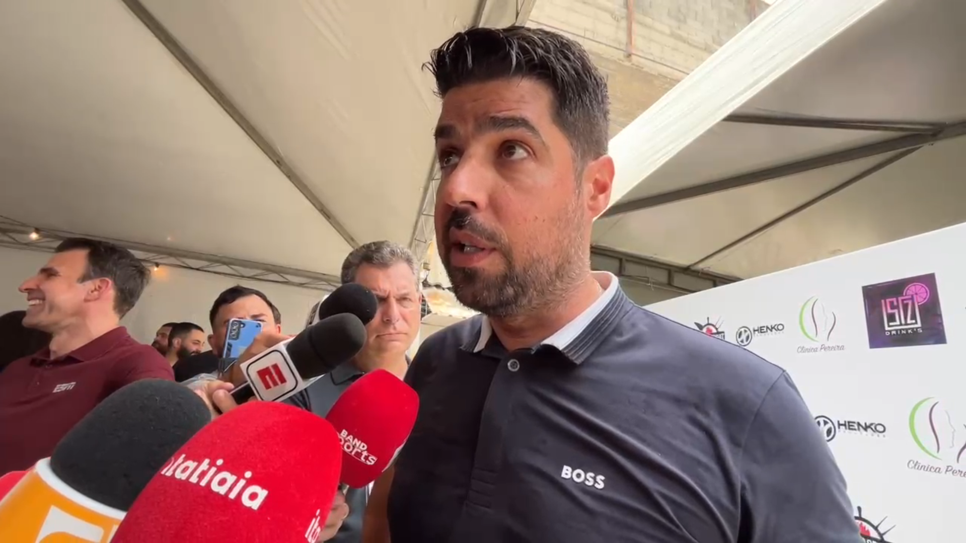 Técnico António Oliveira abre o jogo sobre propostas e faz promessa