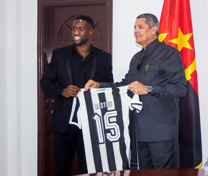 Bastos, zagueiro do Botafogo, é homenageado em Angola: 'Quanta honra'