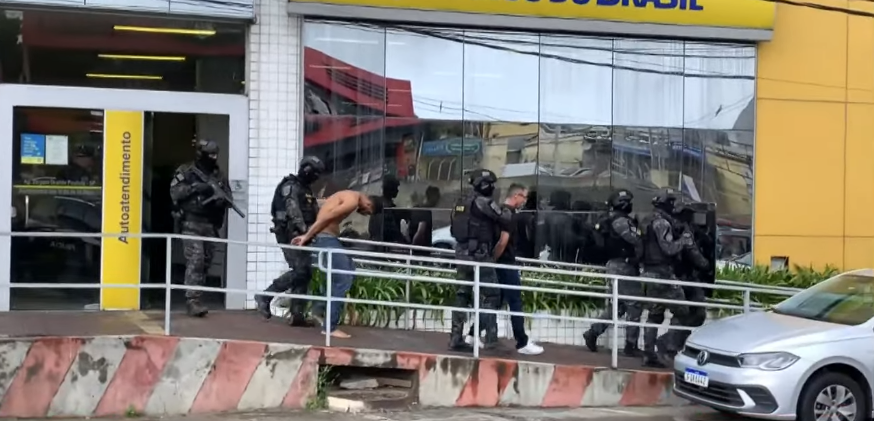Criminosos se rendem e reféns são liberados em assalto a banco na Grande São Paulo