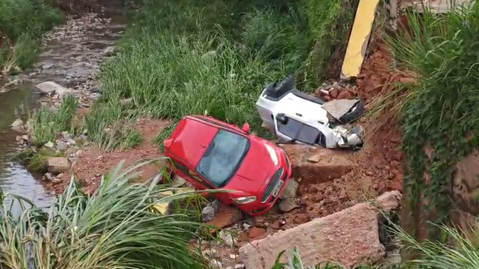 Vídeo: carros ainda não foram retirados após desabamento em estacionamento no Barreiro, em BH