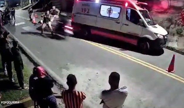 Vídeo: Sargento tenta socorrer vítimas de acidente e é atropelado por homem com moto roubada