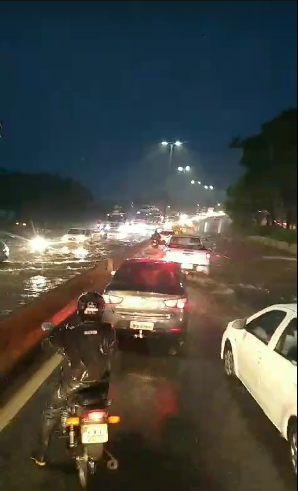'Virou lagoa, nosso Deus', se espanta homem ao enfrentar alagamento no Anel Rodoviário de BH