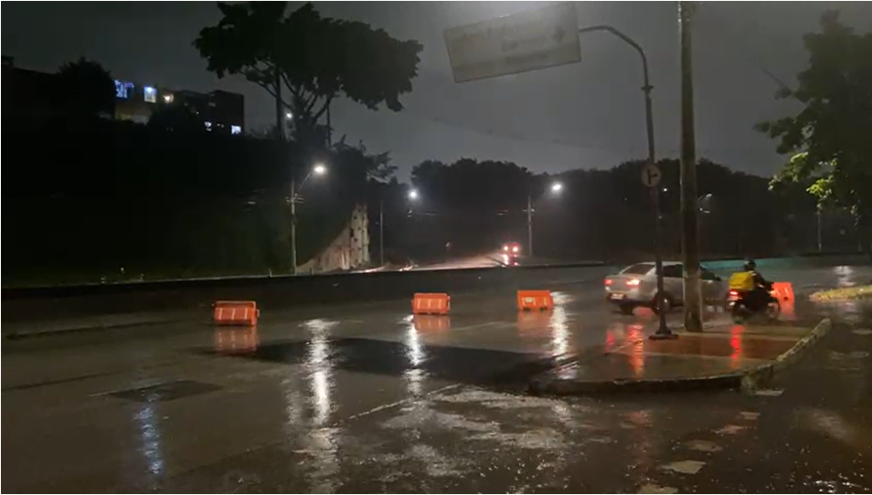 Vídeo: Avenida Teresa Cristina é totalmente fechada por risco de transbordamento do Córrego Ferrugem