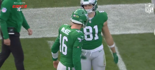 NFL: quarterback dos Eagles surpreende e atua com bandeira do Brasil estampada no capacete