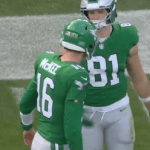NFL: quarterback dos Eagles surpreende e atua com bandeira do Brasil estampada no capacete