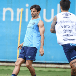 Zagueiro Rodrigo Caio se despede do Grêmio: 'Foi uma honra'