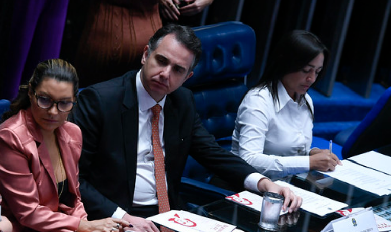 Janja convida deputadas e senadoras da base aliada para 'happy hour' no Alvorada