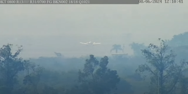Primeiras aeronaves decolam do Aeroporto Salgado Filho desde as enchentes; veja vídeo | CNN Brasil