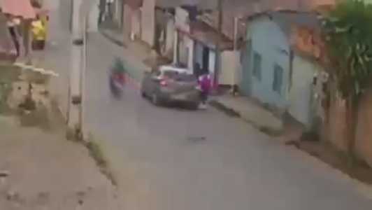 PM é preso suspeito de beijar à força e tocar partes íntimas de adolescente na Bahia | CNN Brasil