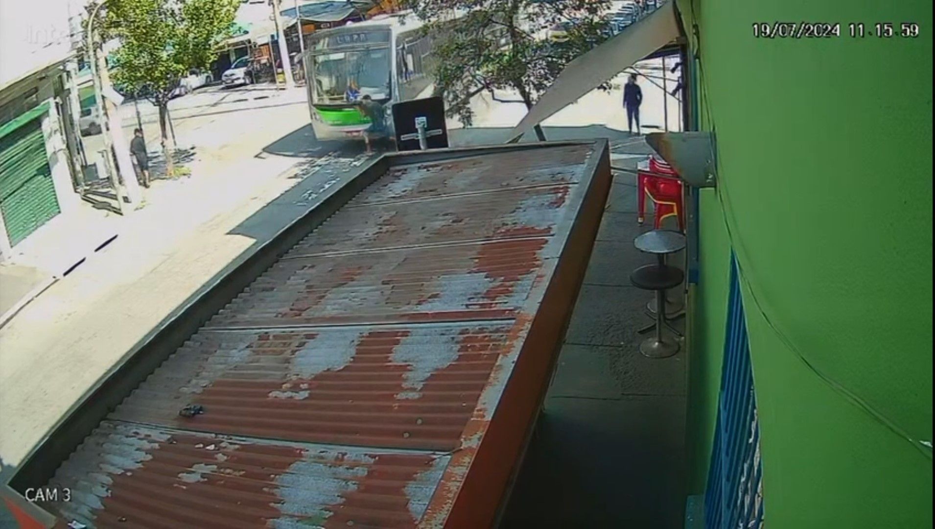 Vídeo: jovem furta celular de idoso, é atropelado na fuga e morre em São Paulo