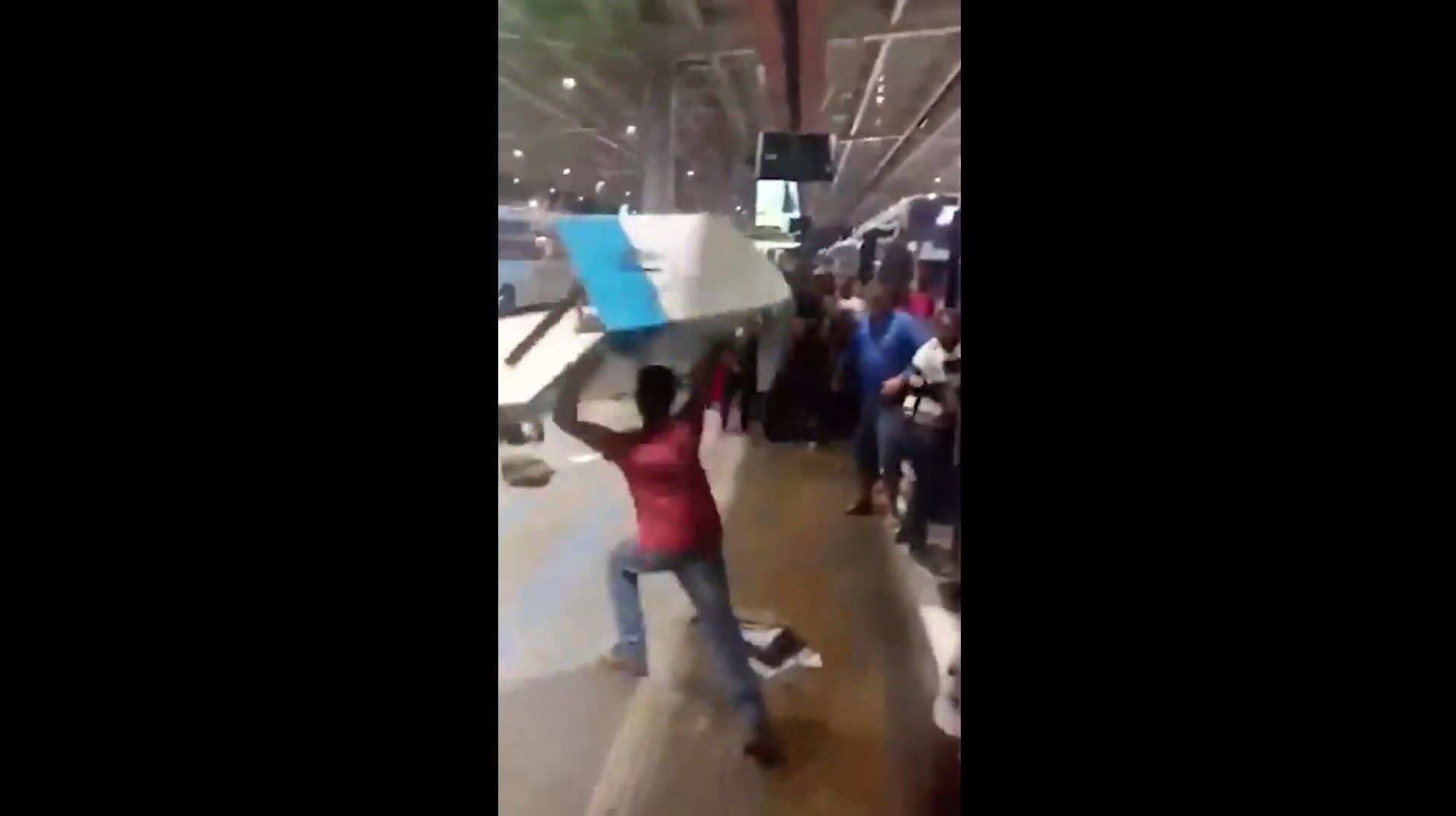 Vídeo: Homem promove quebra-quebra após atraso do ônibus em SP