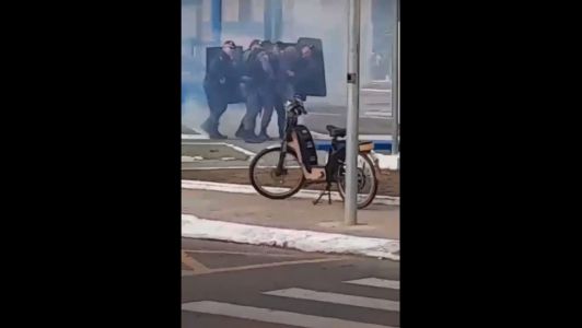 Garimpeiros entram em confronto com a PF em operação contra crimes ambientais no Amazonas | CNN Brasil