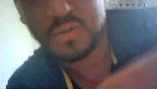 Vídeo: Homem se filma ao ajustar câmera escondida em banheiro de casa em Goiás | CNN Brasil