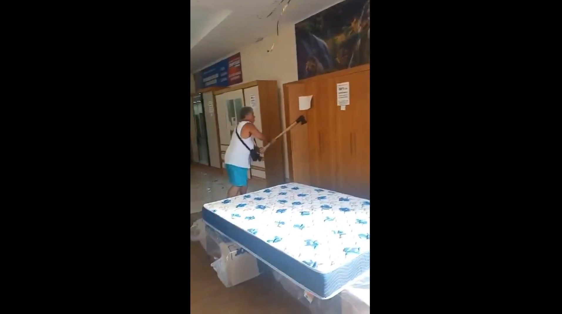 Homem destrói móveis de loja com um machado no RJ; veja vídeo