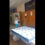 Homem destrói móveis de loja com um machado no RJ; veja vídeo