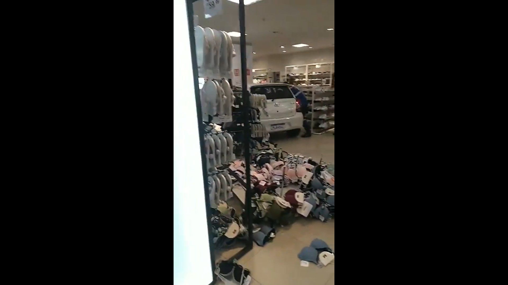 Mulher perde o controle do carro e invade loja de shopping em Salvador