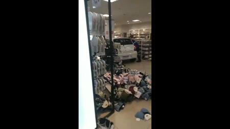 Vídeo: Mulher perde o controle do carro e invade loja em shopping de Salvador | CNN Brasil