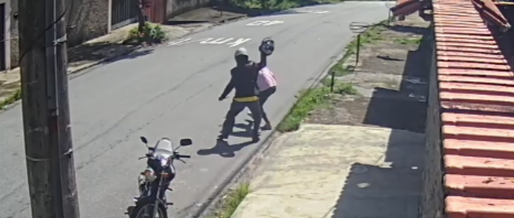 Vídeo: mulher a caminho do trabalho é assaltada, reage e é agredida por criminoso em BH